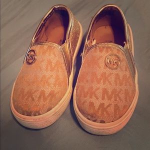 Consigning TUES 4/20‼️ Girls Beige & Gold MK Shoes